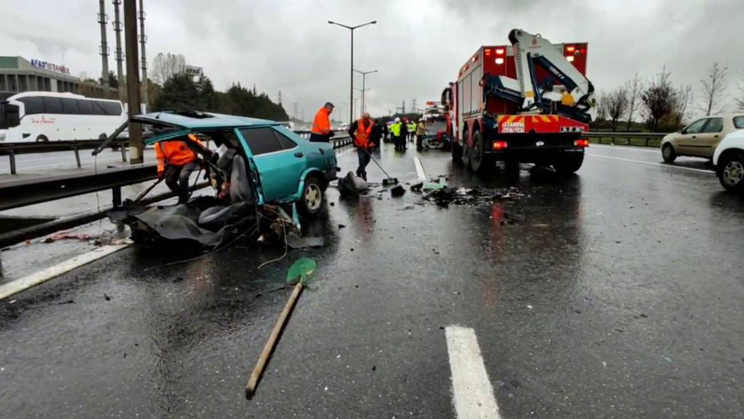TEM'de feci kaza! Parçalanmış aracı görenler gözlerini ovuşturup bir daha baktı 10
